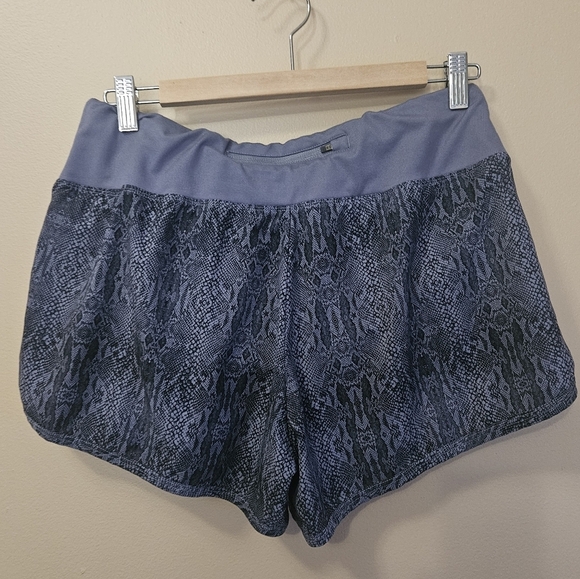 Road Runner Sports Women's Size L Gray Shorts Snake Skin Lining Back Pocket - Picture 2 of 6